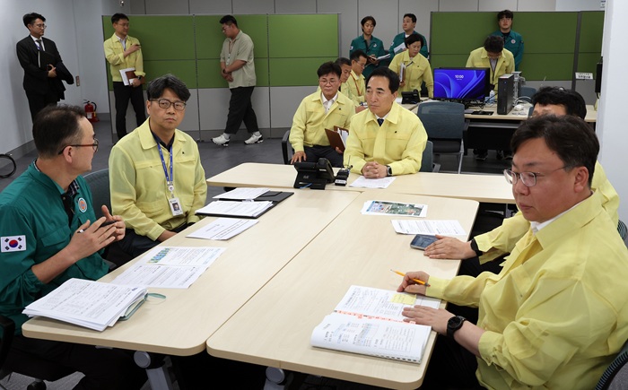 ▲ 박수현 충남지사가 8일 밤 충남도청 지하 1층 전시종합상황실에 마련된 충남재난안전대책본부를 찾아 관계 공무원들과 호우 대응 상황을 점검하고 있다. 박 지사는 이날 선제적이고 과감한 대응과 산사태 위험지역 주민 사전 대피 등 인명피해 최소화를 위한 철저한 대비를 당부했다.ⓒ충남도