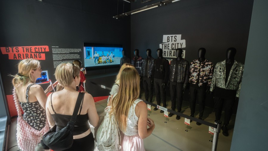 ▲ '아이코닉 룩스' 전시를 관람하는 참가자들.ⓒ주영한국문화원