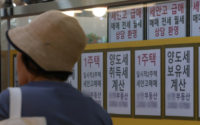 ▲ 한 부동산 중개업소에 세금 관련 안내문이 붙어 있는 모습. ⓒ연합뉴스