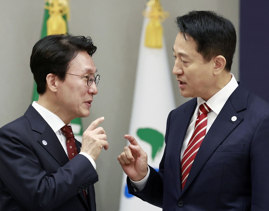 ▲ 김민석(왼쪽) 국무총리와 오세훈 서울시장이 지난해 11월 서울 용산 대통령실 청사에서 열린 중앙지방협력회의에서 대화하고 있다. ⓒ뉴시스