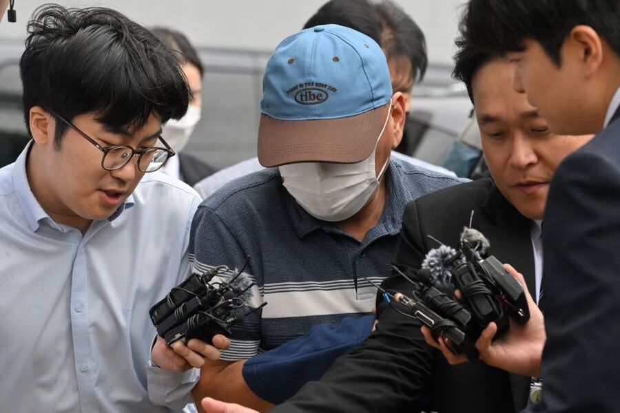 ▲ '장윤기 사건'과 관련해 증거인멸 혐의를 받고 있는 광주 광산경찰서 소속 A경감이 8일 오전 전남광주 동구 광주지법에서 열리는 구속 전 피의자 심문(영장실질심사)에 출석하고 있다. ⓒ뉴시스