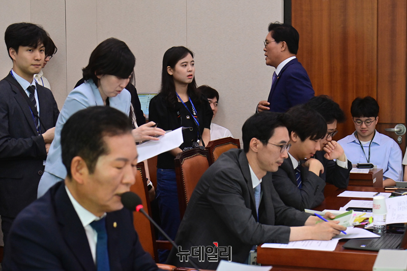 ▲ 송석준 국민의힘 의원이 2024년 7 26일 국회 법제사법위원회에서 열린 '윤석열 대통령 탄핵소추안 발의 요청' 국민 동의 청원 2차 청문회에서 불법 청문회라며 정청래 위원장에 항의하며 퇴장하는 모습. ⓒ이종현 기자