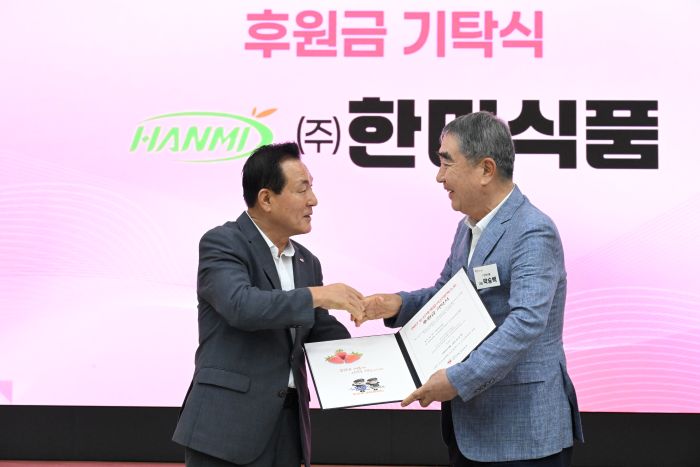 ▲ 백성현 논산시장(왼쪽)이 9일 논산시청에서 열린 2027 논산세계딸기산업엑스포 후원금 기탁식에서 ㈜한미식품 관계자로부터 후원금을 전달받은 뒤 기념촬영에 앞서 악수하고 있다.ⓒ논산시