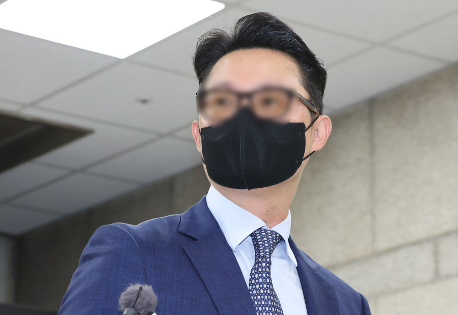 ▲ 건진법사 전성배씨를 통해 김건희 여사에게 고가 선물을 전달하고 통일교의 현안을 청탁한 의혹을 받는 윤영호 전 세계평화통일가정연합(통일교) 세계본부장이 지난해 7월 30일 오전 서울 서초구 서울중앙지방법원에서 열린 구속 전 피의자 심문(영장실질심사)에 출석하고 있다. ⓒ뉴시스