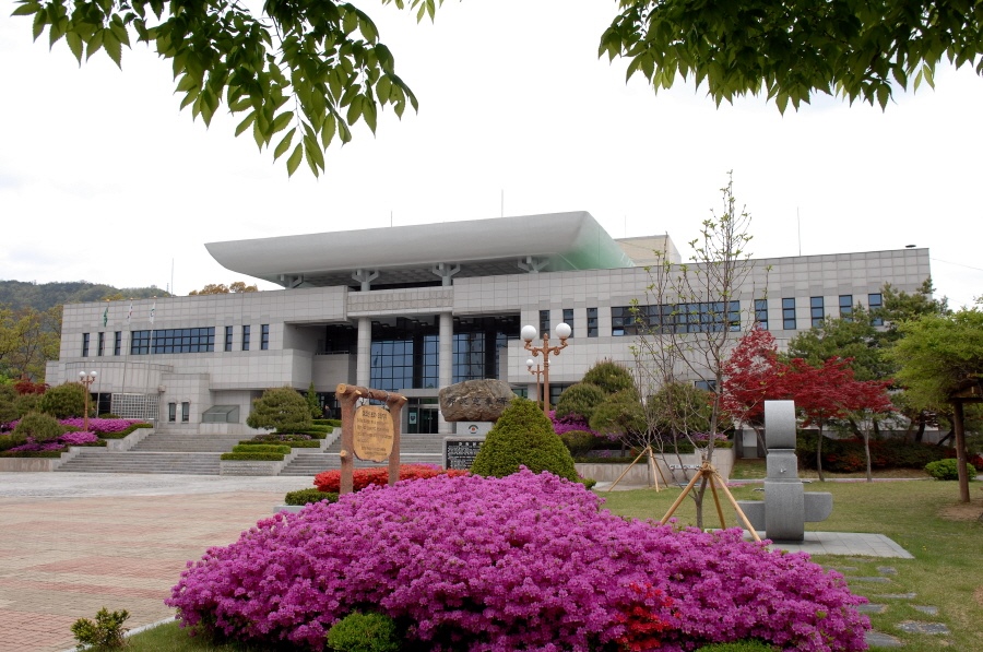 ▲ (재)예천문화관광재단이 문화체육관광부 주관 ‘2026 꿈의 무용단’ 예비거점 운영기관으로 최종 선정됐다(예천군문화회관 전경).ⓒ예천군