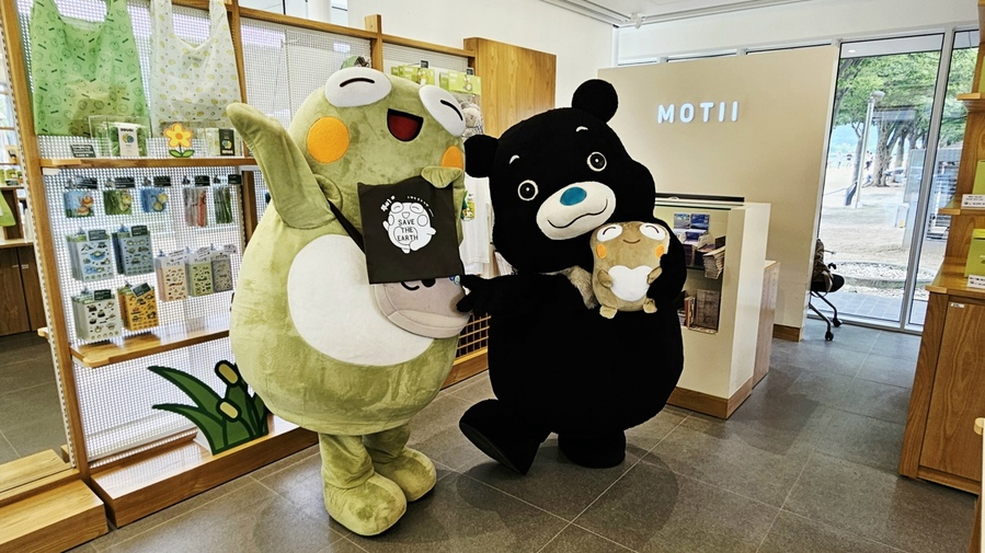 ▲ 대구 수성구 대표 캐릭터 ‘뚜비’와 대만 타이페이시 대표 캐릭터 ‘브라보베어’가 수성못 관광안내소 ‘모티’에서 기념 촬영을 하고 있다ⓒ수성구