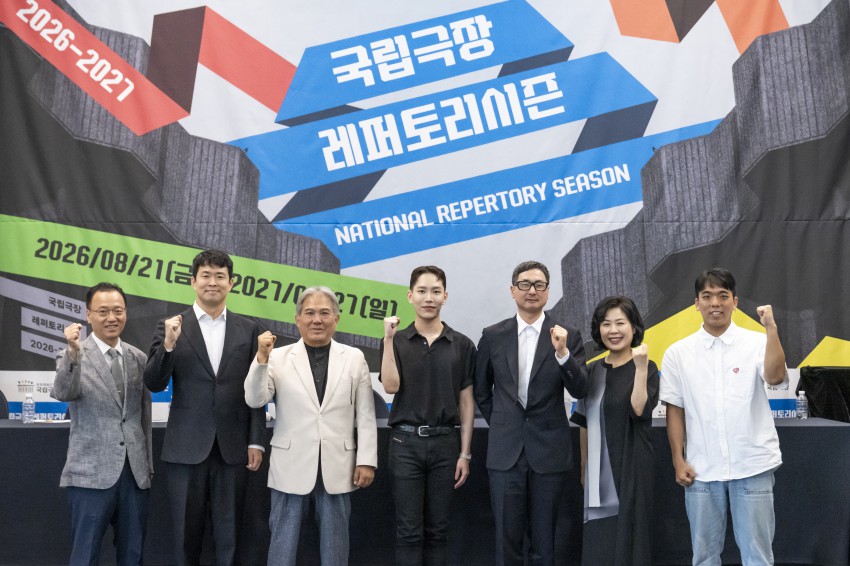 ▲ 지난 8일 서울 중구 프레스센터에서 열린 2026-2027 국립극장 레퍼토리시즌 발표 기자간담회. 김석일 국립극장장 직무대리(왼쪽부터), 홍석원 지휘자, 채치성 국립국악관현악단 단장, 배진호 안무가, 김종덕 국립무용단 단장, 유은선 국립창극단 단장, 강훈구 연출가.ⓒ국립극장