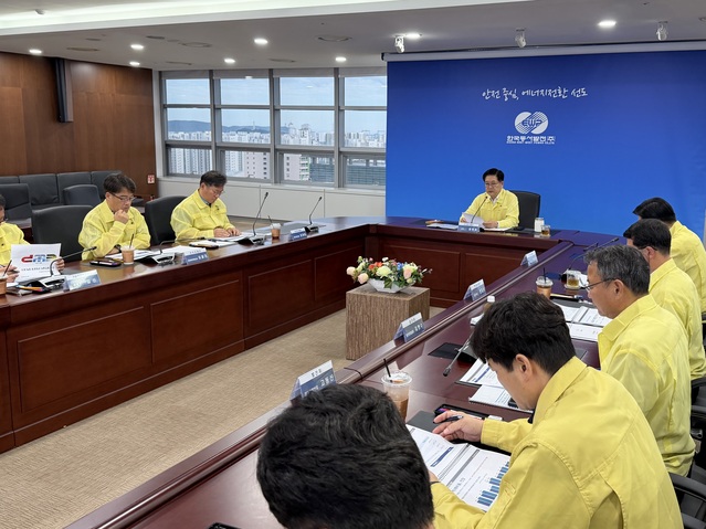 ▲ 동서발전 최고경영자(CEO), 안전기술부사장 등 주요 경영진이 2026 여름철 안정적 전력공급을 위해 전사 발전설비 안정운영 대책회의를 진행하고 있다. (사진=동서발전) ⓒ전성무 기자