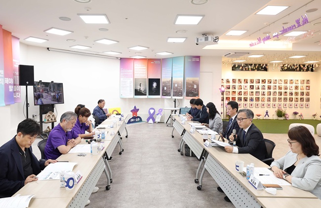 [포토뉴스] 홍승권 심평원장, 10·29 이태원참사 기억공간 '별들의 집' 방문