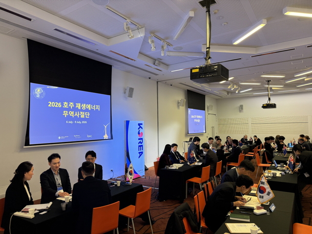 ▲ 호주 멜버른에서 개최된 AuWE(Australia Wind Energy) 2026 전시·컨퍼런스에 참가한 재생에너지 무역사절단이 현지 바이어와 비즈니스 미팅을 진행하고 있다. (사진=에너지공단) ⓒ전성무 기자