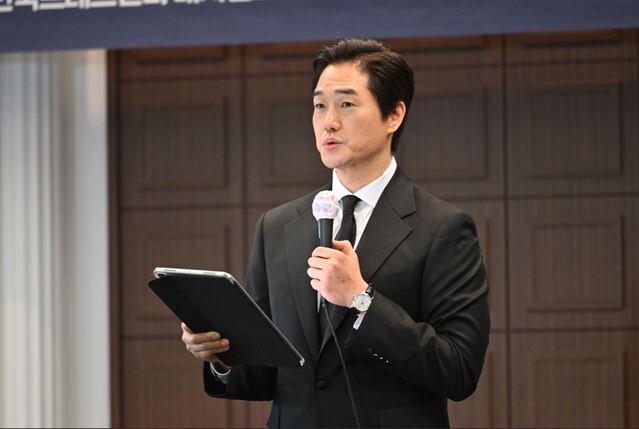 ▲ 9일 서울 중구 프레스센터에서 열린 '2026 부산 세계도서관정보대회(WLIC) 기자간담회 및 홍보대사 위촉식'에서 홍보대사로 위촉된 배우 유지태 씨가 소감을 말하고 있다.ⓒ2026부산세계도서관정보대회국가위원회