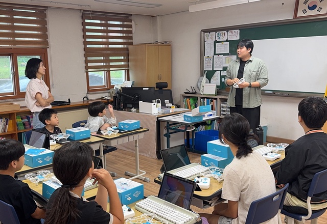 ▲ 차세대융합기술연구원이 지난 8일 양평군 양동초등학교 고송분교장에서 '미션! 코딩 드론 비행 프로그래밍' 교육을 진행하고 있다. ⓒ차세대융합기술연구원 제공