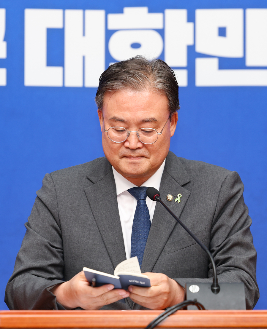 ▲ 이연희 더불어민주당 전국당원대회 준비위원회 대변인이 9일 오후 서울 여의도 국회 당대표 회의실에서 이날 열린 전당대회준비위원회 전체회의 결과를 브리핑하고 있다. ⓒ뉴시스