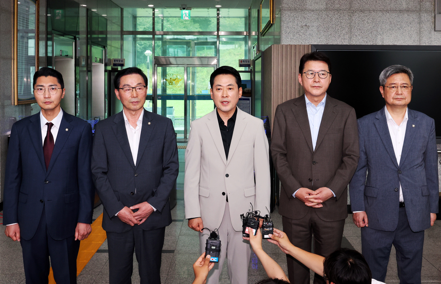 ▲ 국민의힘 장동혁 대표가 9일 오후 광주경찰청에서 김영근 청장과의 면담이 이뤄지지 않자 항의하고 있다. ⓒ연합뉴스