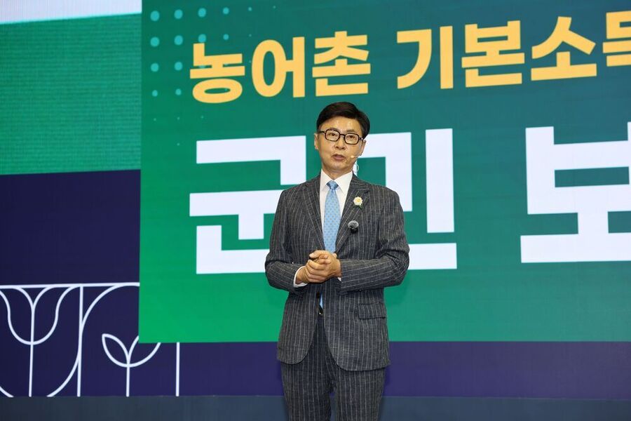 ▲ 보성군, 농어촌 기본소득 13일부터 신청 … 8월 말 첫 지급_ 김철우 보성군수가 ‘농어촌 기본소득 시범사업 군민 보고회’에서 ‘농어촌 기본소득 시범사업’에 대해 설명하고 있다.ⓒ전남광주통합특별시 보성군 제공