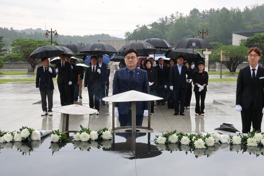 ▲ 광산구의회, 제10대 의회 출범 맞아 5·18민주묘지 참배_공병철 광산구의회 의장ⓒ광산구의회 제공