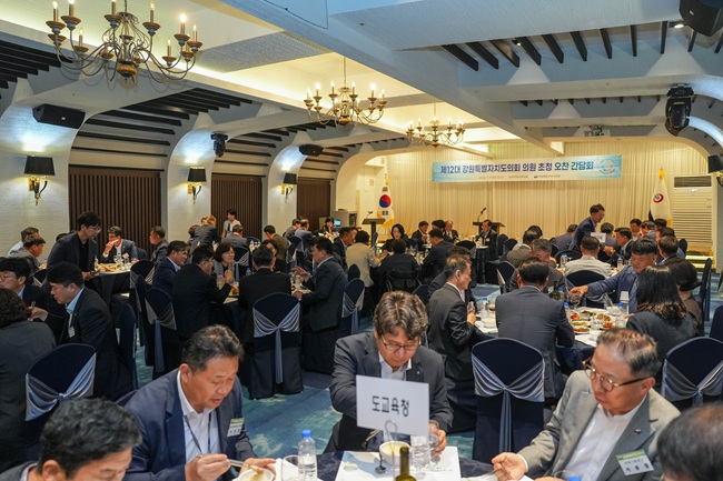 ▲ 이번 간담회는 강원교육 주요 정책 추진 방향을 설명하고 교육 현장의 다양한 의견을 공유하기 위해 마련됐다. 이날 강삼영 교육감을 비롯한 도교육청 간부들과 도의회 의원들이 참석해 학생 중심의 교육환경 조성과 지역 교육 발전을 위한 다양한 의견을 나눴다. ⓒ강원특별자치도교육청