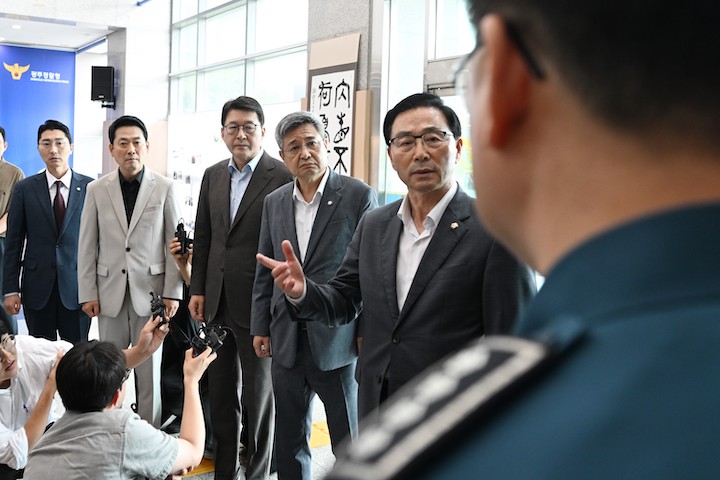 ▲ 장동혁 국민의힘 대표를 비롯한 의원들이 9일 오후 전남광주통합특별시 광산구 광주경찰청을 방문, '장윤기 사건' 부실 수사 의혹과 관련해 김영근 광주경찰청장과 면담을 요구하고 있다. ⓒ뉴시스