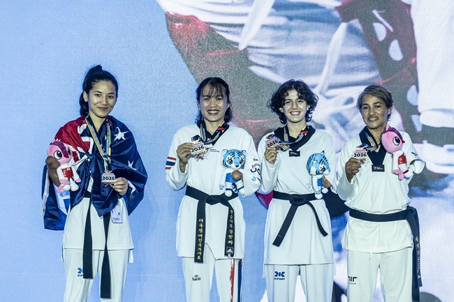 ▲ '강원·춘천 2026 세계태권도문화축제' 첫 일정인 세계장애인태권도오픈챌린지가 8~9일 춘천 송암스포츠타운 에어돔에서 열린 가운데, 입상 선수들이 메달을 들어 보이며 기념촬영을 하고 있다. ⓒ춘천시