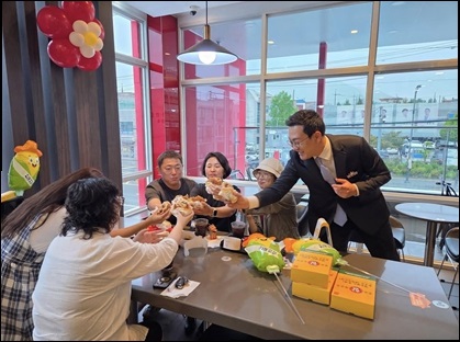 ▲ 이동석 충주시장이 '충주 찰옥수수 버거'를 사들고 '충버거 짠'을 외치고 있다.ⓒ이동석 시장 개인 페북 캡쳐