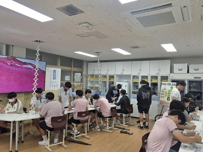 ▲ 충주고에서 열린 '찾아오는 과학캠프'에 참가한 충주중앙중학교 학생 등이 충주고 학생들의 설명에 따라 실험에 열중하고 있다.ⓒ충북교육청 제공