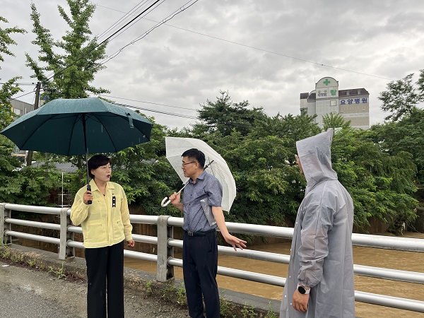 ▲ 임은성 청주시의회 의장이 9일 집중호우로 피해가 우려되는 장성2교를 직접 확인하고 있다.ⓒ청주시의회 제공