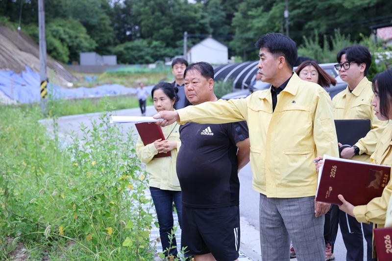 ▲ 최재형 보은군수가 8일 수한면·삼승면·마로면 일대 산사태 우려지역과 하천변 등 재해취약지역을 찾아 안전관리 실태와 집중호우 대응 상황을 점검하고 있다. ⓒ보은군