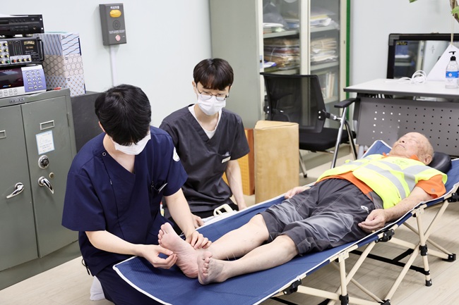 ▲ 상지대학교 한의과대학 한방 의료 봉사활동 모습. ⓒ횡성군