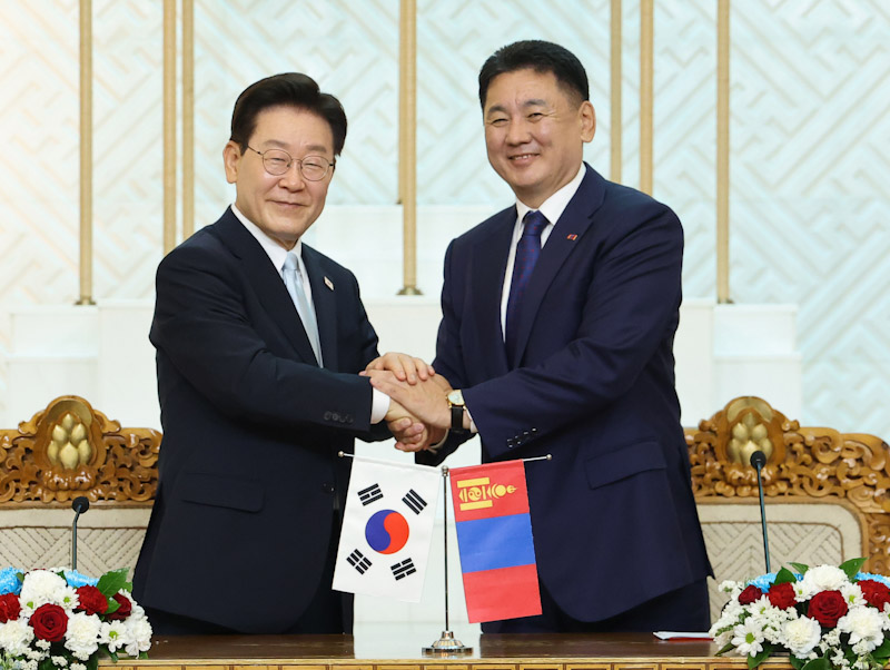 ▲ 이재명 대통령과 오흐나 후렐수흐 몽골 대통령이 9일(현지시각) 울란바타르 정부청사에서 열린 한-몽골 공동 언론 발표에서 악수하고 있다. ⓒ뉴시스