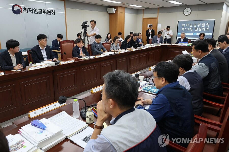 ▲ 권순원 최저임금위원장이 9일 정부세종청사 최저임금위원회에서 열린 제13차 전원회의를 주재하고 있다. ⓒ연합뉴스