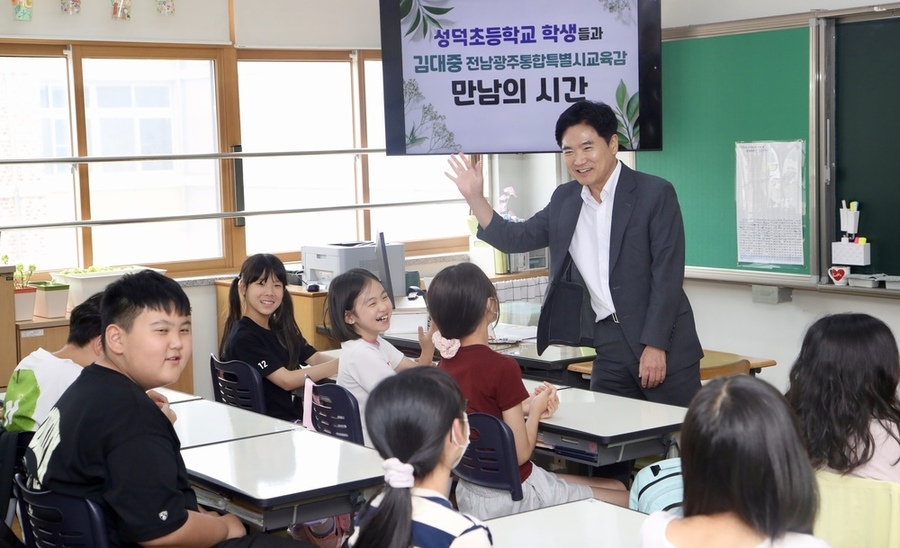 ▲ 김대중 전남광주통합특별시교육감이 9일 광주 광산구 성덕초등학교와 성덕중학교에서 하반기 첫 ‘대중교통(敎通), 학교방문’ 행사ⓒ전남광주통합특별시교육청 제공