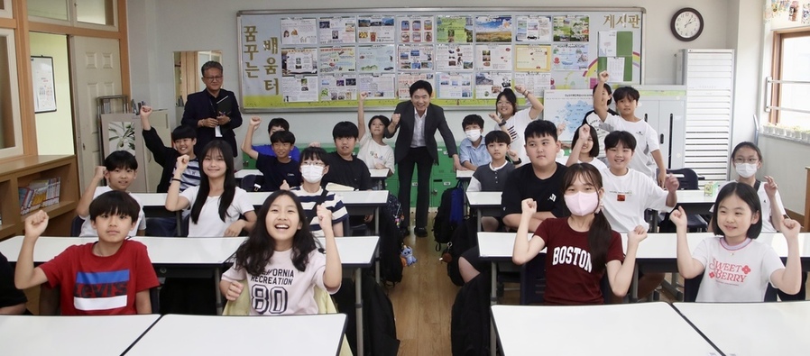 ▲ 김대중 전남광주통합특별시교육감이 9일 광주 광산구 성덕초등학교와 성덕중학교에서 하반기 첫 ‘대중교통(敎通), 학교방문’ 행사ⓒ전남광주통합특별시교육청 제공