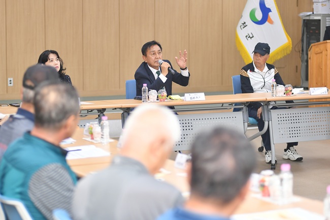 ▲ 김세훈 군수는 아닐 간담회에서 기본소득과 햇빛연금 도입, 양질의 노인 일자리 마련 등을 통해 어르신들이 체감할 수 있는 소득 증가 정책을 펼치겠다고 밝혔다. ⓒ화천군