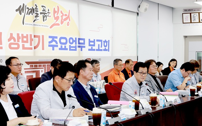 ▲ 엄승용 보령시장이 9일 시청 중회의실에서 열린 2026년 상반기 주요업무보고회를 주재하고 있다.ⓒ보령시