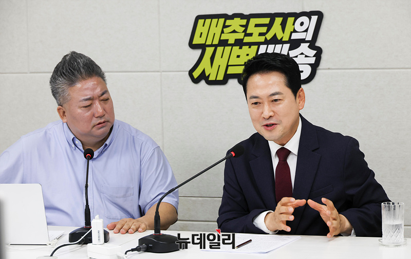 ▲ 장동혁 국민의힘 대표가 10일 유튜브 채널 뉴데일리TV '배추도사의 새벽 배송'에 출연해 발언하고 있다. ⓒ서성진 기자