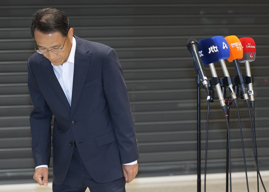 ▲ 유재성 경찰청장 직무대행이 10일 인천국제공항 제2여객터미널을 통해 귀국해 취재진 질문에 답변을 마치고 있다. ⓒ연합뉴스