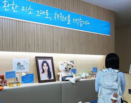 ▲ 광주 광산구 광주시교육청 시민협치진흥원 1층에 마련된 이채원 학생 기억공간에서 한 시민이 이양을 추모하고 있다. ⓒ연합뉴스