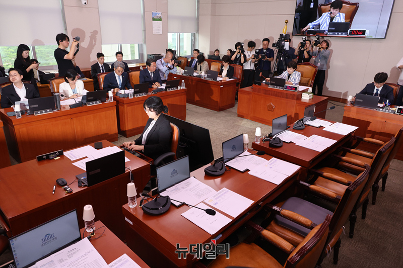 ▲ 서영교 법사위원장이 지난 8일 오후 국회에서 열린 법제사법위원회 전체회의에서 의사진행을 하고 있다. ⓒ이종현 기자