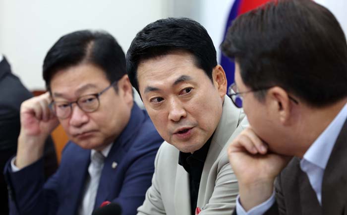 ▲ 장동혁 국민의힘 대표가 지난 9일 국회에서 열린 최고위원회의에서 신동욱 의원과 대화를 하는 모습. 왼쪽은 정점식 원내대표. ⓒ뉴시스