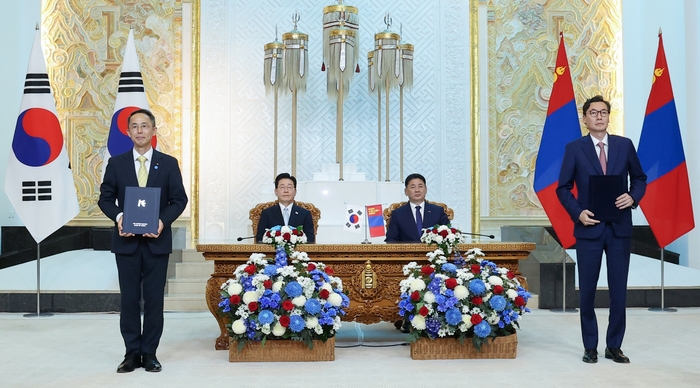 ▲ 이재명 대통령과 후렐수흐 몽골 대통령이 임석한 가운데 황기연 한국수출입은행장(가장 왼쪽)과 오르혼 몽골무역개발은행(TDB) 행장(가장 오른쪽)이 지난 9일 몽골 올란바타르 정부청사에서 열린 수은-TDB 간 금융협력 양해각서 교환식에서 기념 촬영을 하고 있다. ⓒ 한국수출입은행