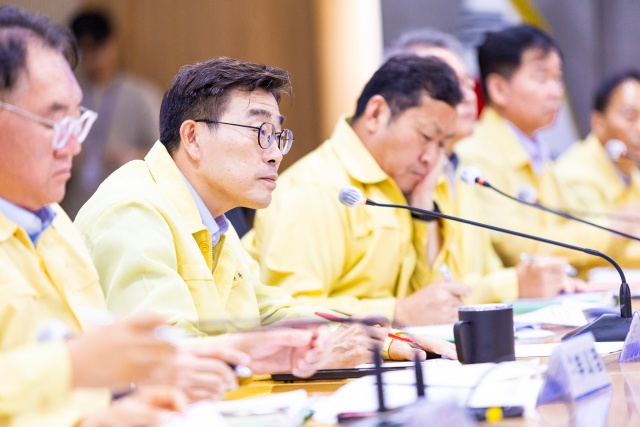 ▲ 집중호우 긴급대책회의를 주재하고 있는 최원용 시장ⓒ평택시 제공
