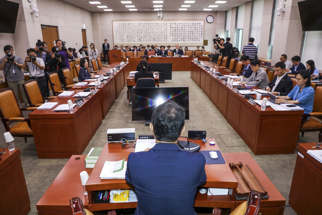 ▲ 10일 국회에서 법제사법위원회 법안심사제1소위원회 회의가 열린 가운데 국민의힘 의원들 자리가 비어 있다. ⓒ뉴시스