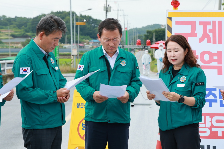▲ 안병윤 예천군수가 감천면 구제역 방역 현장을 방문해 이동통제초소 운영 상황과 방역 대응 체계를 살피고 있다.ⓒ예천군