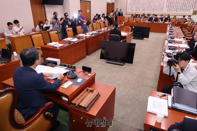 ▲ 10일 서울 여의도 국회에서 더불어민주당의 법제사법위원장 독식에 반발한 국민의힘 의원들이 불참한 가운데 법제사법위원회 법안심사제1소위원회 회의가 열리고 있다. ⓒ 이종현 기자