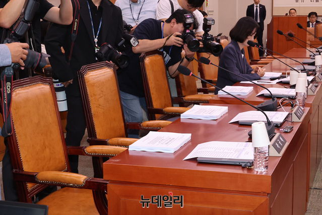 ▲ 10일 국회 법제사법위원회 법안심사제1소위원회가 열린 서울 여의도 국회 회의장에서 국민의힘 의원석이 비어 있다. ⓒ이종현 기자