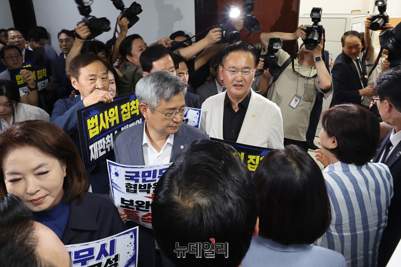 ▲ 국민의힘 의원들이 지난 8일 국회 법제사법위원회 회의실 앞에서 국회 후반기 원구성 관련해 더불어민주당을 규탄하는 피켓을 들고 있다. ⓒ이종현 기자