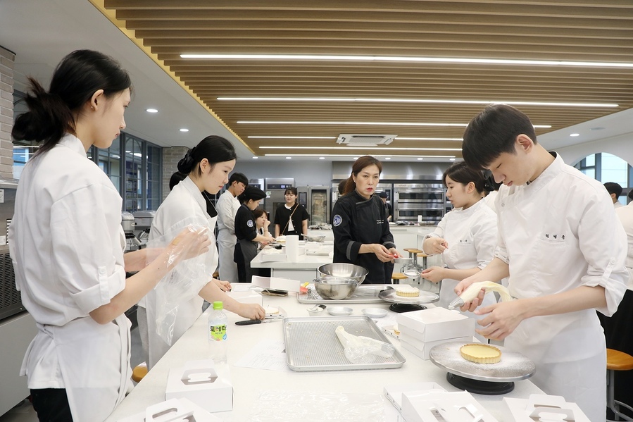 ▲ 대구문화예술산업학교 학생들이 영남이공대학교 제과제빵실습실에서 체험 실습에 참여했다.ⓒ영남이공대