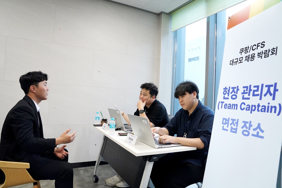 ▲ 쿠팡풀필먼트서비스(CFS) 관계자가 ‘청년 일자리 수요데이(99+DAY) 채용행사’에서 구직 청년과 면접을 진행하고 있다.ⓒ영남이공대