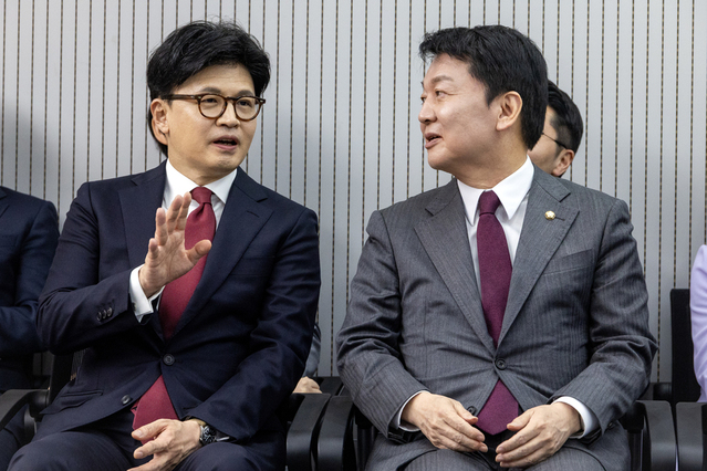▲ 제21대 대통령후보자 국민의힘 3차 경선 진출자를 발표하는 지난해 4월 29일 서울 여의도 국민의힘 중앙당사에서 당시 한동훈, 안철수 후보가 대화하는 모습. ⓒ뉴시스