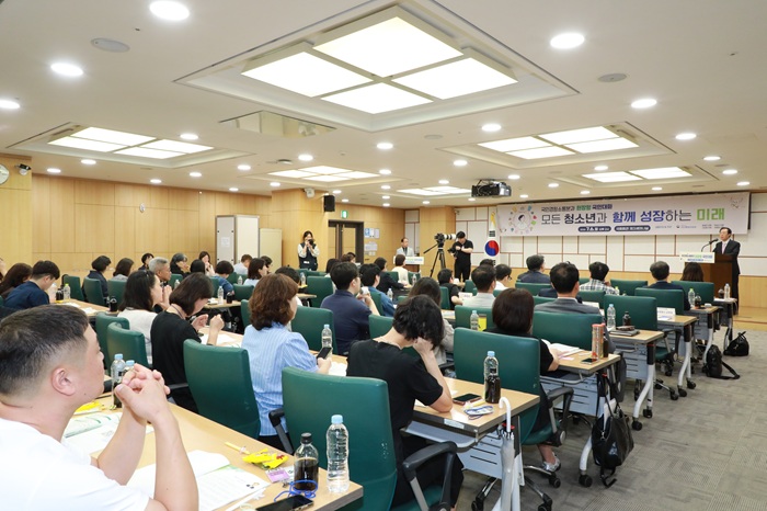 ▲ 국민통합위원회가 지난 6일 오후 2시 국회 의원회관 제3세미나실에서 '모든 청소년과 함께 성장하는 미래'를 주제로 '현장형 국민대화 권역별 토론회'를 개최하고, 정서적 위기청소년과 학교 밖 청소년 지원체계 개선방안을 논의했다. ⓒ국민통합위원회